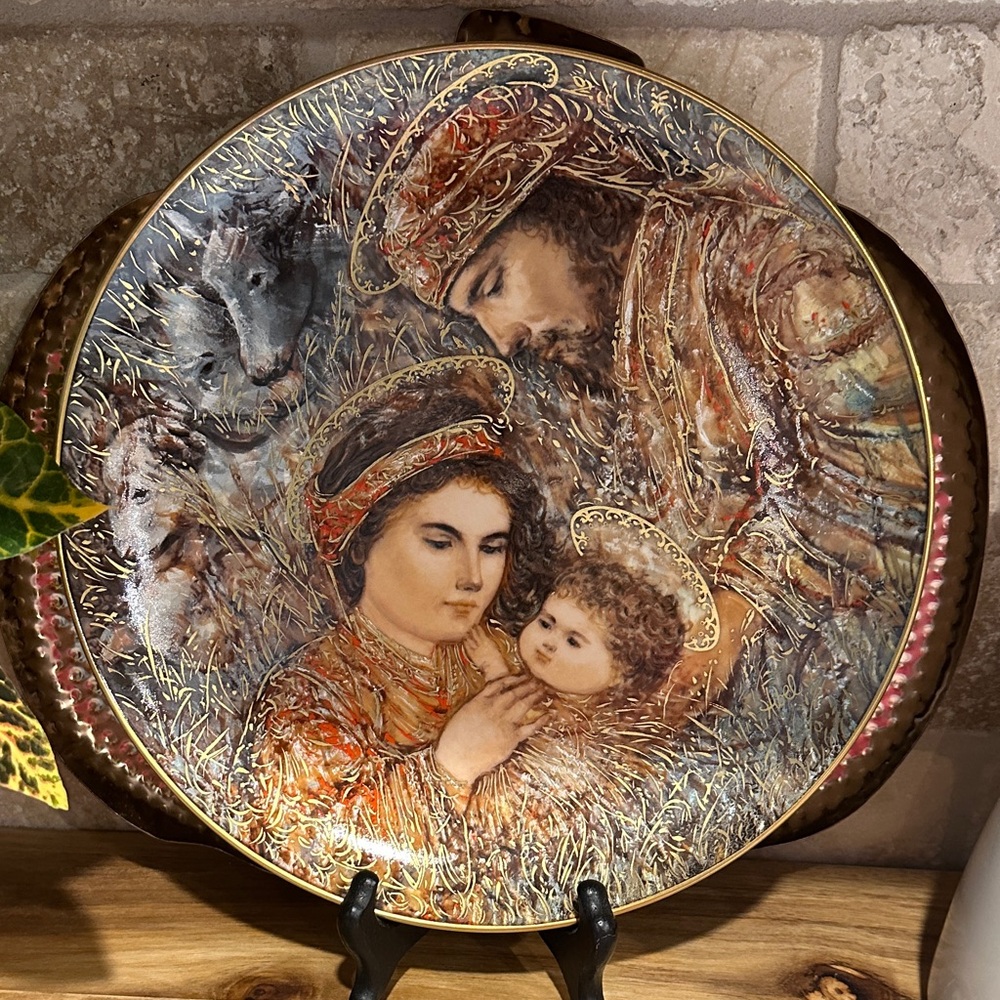 Edna Hibel "The Nativity" Plate 1990 Christmas Collector Plate